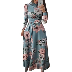 Nahaufnahme von Stehkragen und Blumenmuster auf dem blauen langärmligen Kleid