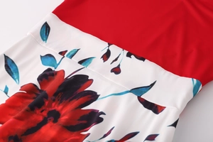Gros plan sur un T-shirt ajusté avec tissu rouge et motifs floraux détaillés