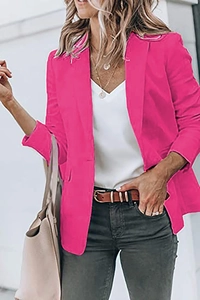 Stijlvolle rozerode oversized blazer voor dames met een crossbodytas en witte top