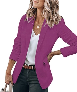 Detail van de reverskraag op een elegante magenta zakelijke blazer voor dames