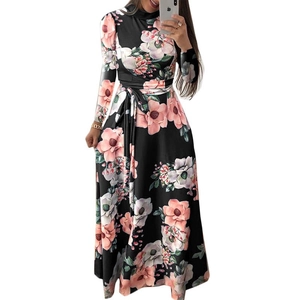 Details eines hochgeschlossenen Maxi-Blumenkleids mit Bindegürtel und rosa Blütenmuster