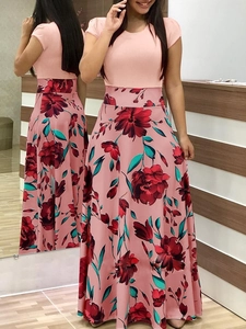 Vue détaillée d'une jupe longue à fleurs taille haute et d'un haut rose à manches courtes