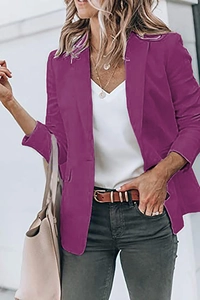 Gedetailleerde textuur van de donkerpaarse blazer met lange mouwen en revers voor dames