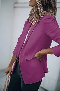 Detail van de paarse blazer met reverskraag en zijzakken voorzien van een klepje