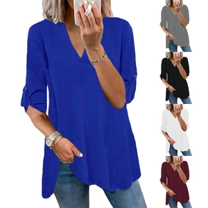 Vista multicolore di camicette in chiffon con scollo a V in blu, grigio, nero, bianco e rosso