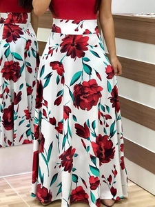 Détail d'une robe trapèze taille haute avec imprimé floral rouge et large ceinture