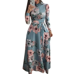 Hellblaues florales Langarm-Maxikleid mit Taillenband und Stehkragen für Herbst Damen