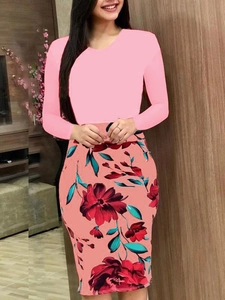 Dettaglio di gonna aderente a fiori e top rosa a maniche lunghe su una modella