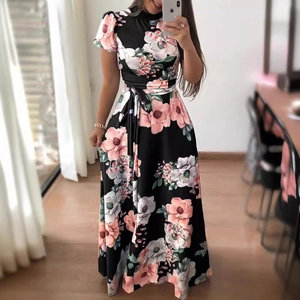 Maxikleid mit Blumenmuster, Puffärmeln und Bindegürtel in Schwarz und Rosa Design