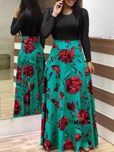 Détail d'une robe longue à taille haute avec manches noires et jupe fleurie