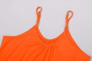 Dettaglio spalline regolabili e scollo a pieghe sulla tuta estiva color arancio