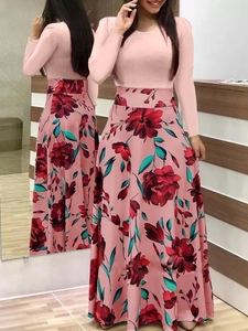 Détail d'une robe maxi florale à taille haute avec corsage rose et vue miroir