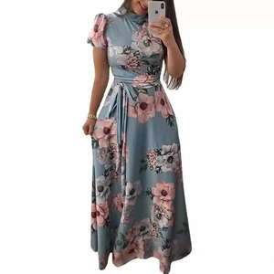 Elegantes Kleid mit Blumenmuster, Stehkragen, Puffärmeln und Taillenband in Blau