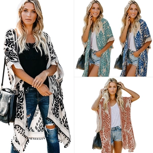 Détails du kimono de plage bohème avec motifs tribaux et ourlet à pompons noirs