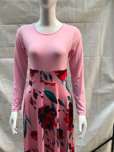 Détails du col rond et des manches longues de la robe rose à fleurs à taille haute