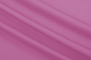 Dettaglio macro della trama del tessuto sintetico malva con struttura a rete fine e drappeggio