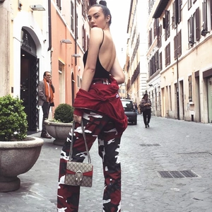 Γυναικείο streetwear look με κόκκινο παντελόνι cargo παραλλαγής και μαύρο κορμάκι
