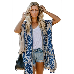 Détails du kimono bohème avec motifs abstraits et finitions à pompons bleus élégants