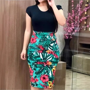 Abito a tubino donna 2025 con top nero e gonna con stampa floreale tropicale vivace