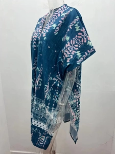 Détail de la tunique de plage bleu marine imprimé floral pour femme en tissu léger