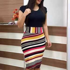 Abito aderente a maniche corte con top nero e gonna a righe colorate da donna