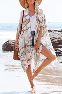 Détail du cardigan de plage bohème en mousseline avec imprimé floral et manches longues