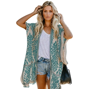 Cardigan kimono imprimé bohème avec détails de franges à pompons pour la plage