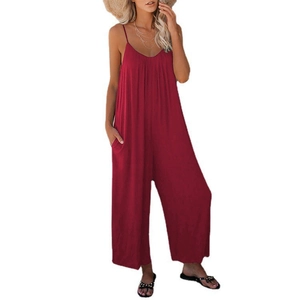 Elegante tuta intera rosso scuro da donna a gamba larga con spalline sottili e tasche