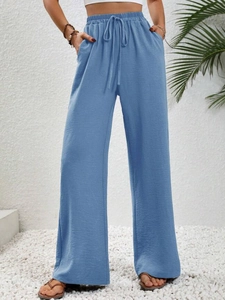 Dettaglio della trama dei pantaloni a gamba larga azzurri a vita alta con coulisse