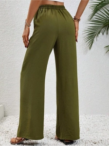 Vista dettagliata dei pantaloni a gamba larga verde oliva con vita alta e tessuto testurizzato
