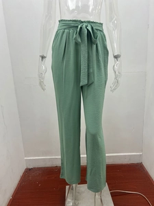 Dettaglio dei pantaloni a vita alta a gamba larga con elastico in vita e cintura annodata