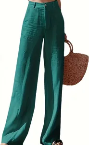 Dettaglio dei pantaloni larghi in lino verde scuro a vita alta con chiusura a bottone