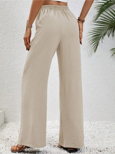 Vista dettagliata dei pantaloni a gamba larga a vita alta con elastico in vita sul retro