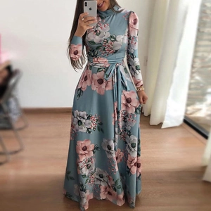 Blaues Blumenkleid mit langen Ärmeln, rosa Blütenmuster und Taillenkordelzug