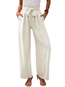 Dettaglio dei pantaloni a gamba larga a vita alta bianco crema con elastico e cintura annodata
