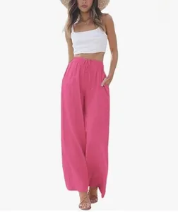Dettaglio dei pantaloni larghi in lino rosa con coulisse elastica in vita e tasche laterali