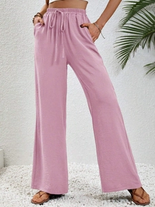 Dettaglio della vita elastica con coulisse sui pantaloni casual rosa a gamba larga