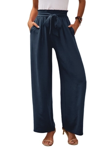 Dettaglio dei pantaloni a gamba larga blu scuro a vita alta con fiocco regolabile in vita