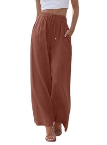 Dettaglio della trama in misto lino sui pantaloni larghi con coulisse e comode tasche