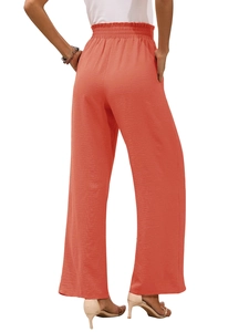 Dettaglio dei pantaloni a gamba larga color corallo con vita alta elastica a pieghe
