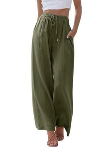 Dettaglio dei pantaloni larghi in lino verde militare con coulisse elastica e tasche