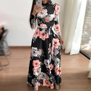 Elegantes schwarzes Langarm-Maxikleid mit Blumenmuster in Rosa und Lila und Bindegürtel