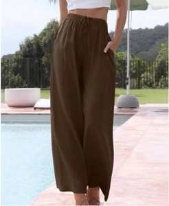 Dettaglio dei pantaloni larghi in lino con coulisse elastica in vita e tasche laterali