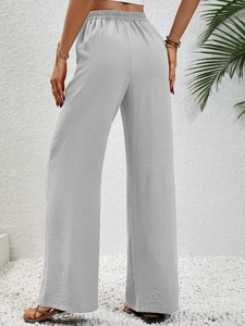 Dettaglio pantaloni larghi grigio chiaro a vita alta con tessuto strutturato ed elastico