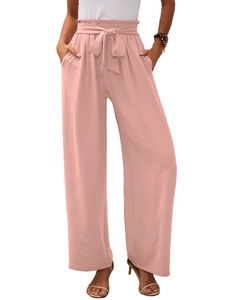 Dettaglio dei pantaloni rosa a gamba larga a vita alta con cintura e elastico in vita