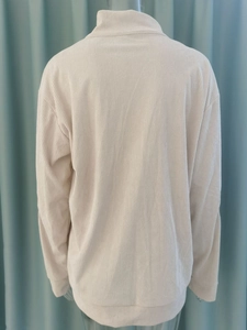 Rückansicht eines hellbeigen Cord-Langarmshirts mit detaillierter vertikaler Rippenstruktur
