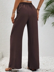 Vista posteriore dei pantaloni larghi a vita alta in tessuto testurizzato caffè
