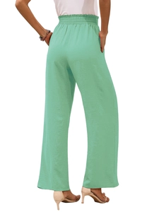 Dettaglio dei pantaloni a gamba larga verde menta con vita alta elastica arricciata
