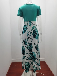 Détail du dos d'une robe maxi avec haut en tricot vert et jupe à imprimé floral chic