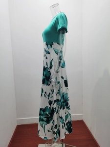 Vue détaillée du haut turquoise et de la jupe longue plissée à fleurs blanches